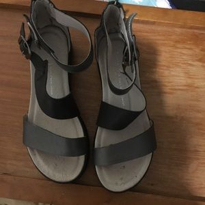 Manly sandals size 6.5  clean like new